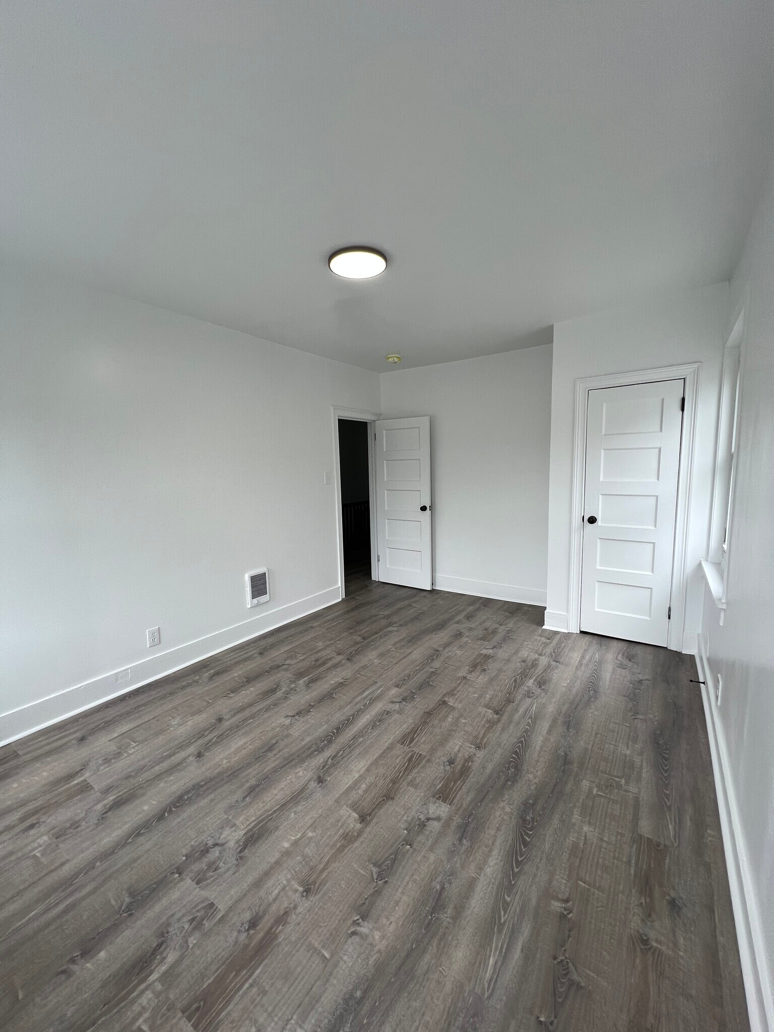 Building Photo - 919 Elsinore Pl