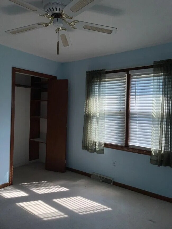 Building Photo - 3 Bedroom 2 Bathroom