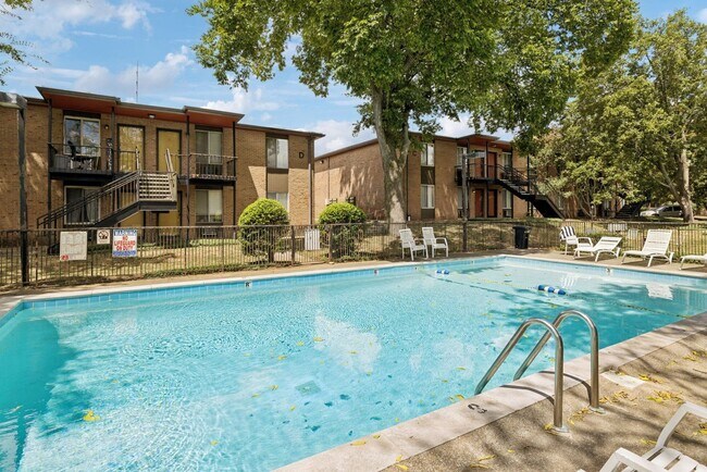 Building Photo - Walkable Location, Location, Location in G...