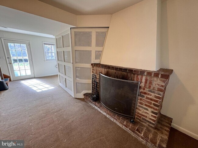 Building Photo - 2 Sundale Ln