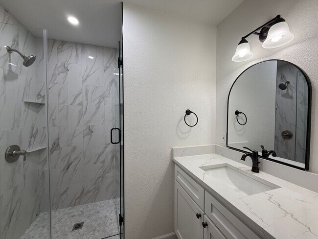 Building Photo - 1255 Valencia Ln