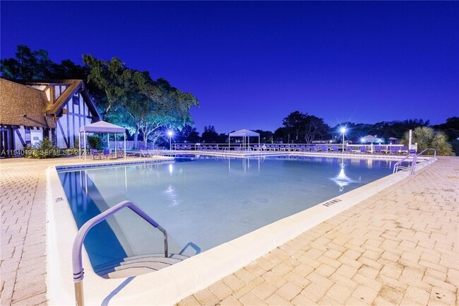 Building Photo - 3760 Inverrary Dr