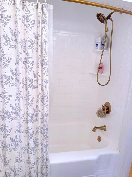 Building Photo - 64 Rowe St