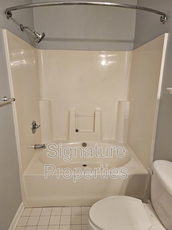 Building Photo - 801 Brassie Ln