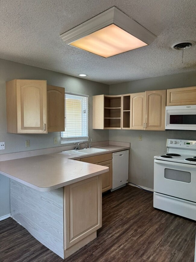 Building Photo - Charming 3 Bedroom Home - Available Septem...