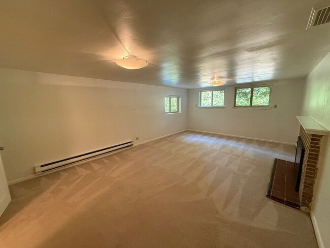 Building Photo - 2 Bedroom 2 Bathroom + Den Magnolia House!