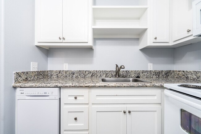 Building Photo - 207 N Poplar St