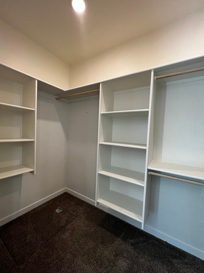 Bedroom w/walk in closet - 5306 E Lewis Ln