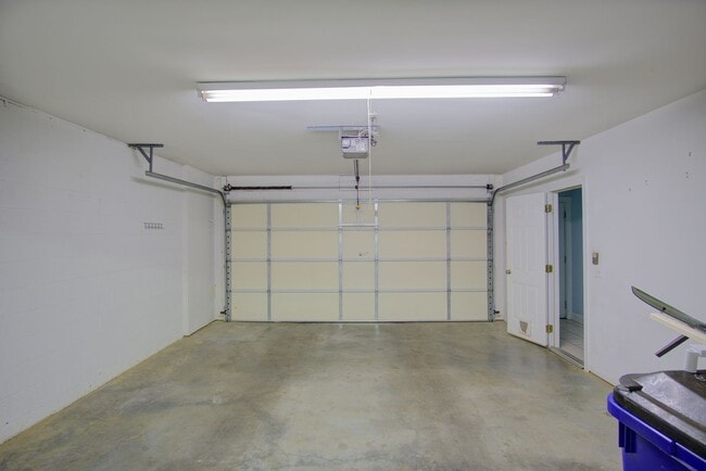 Building Photo - 3 Bed / 2.5 Bath.  Pet Friendly. Garage.