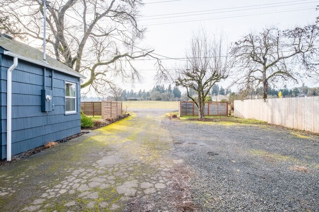 Building Photo - Charming 3-Bed 2 Bath Home with Spectacula...