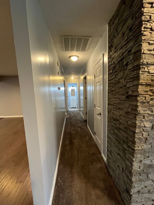 Building Photo - Beautiful home, rural setting but close to...