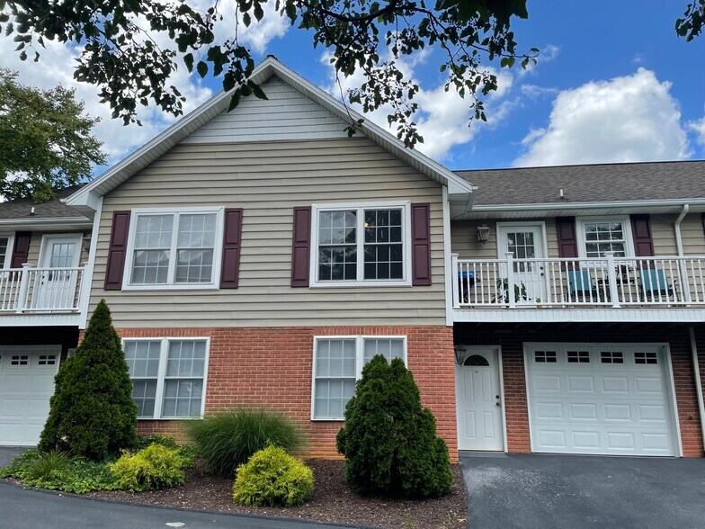 Axis on Roan 30003008 S Roan St Johnson City TN 37601 Apartment Finder