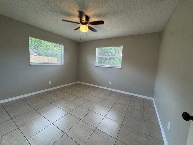 Building Photo - 3594 Almar Rd