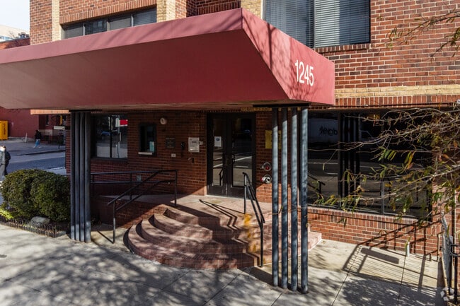 Entrance - Park Princess/Logan Park