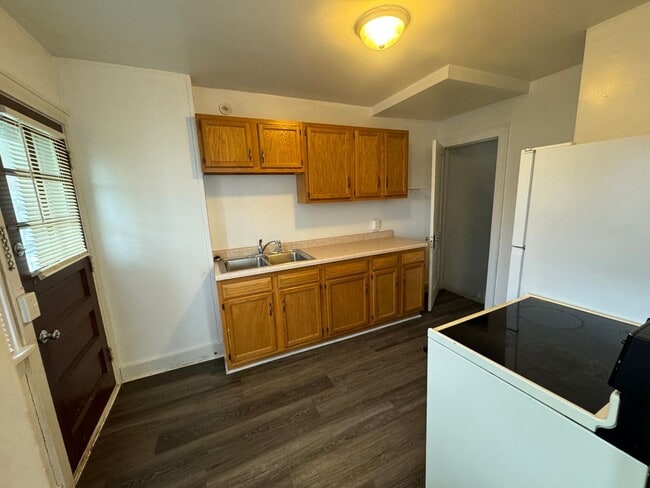 Building Photo - Rock Island Large 2 Bedroom Townhome