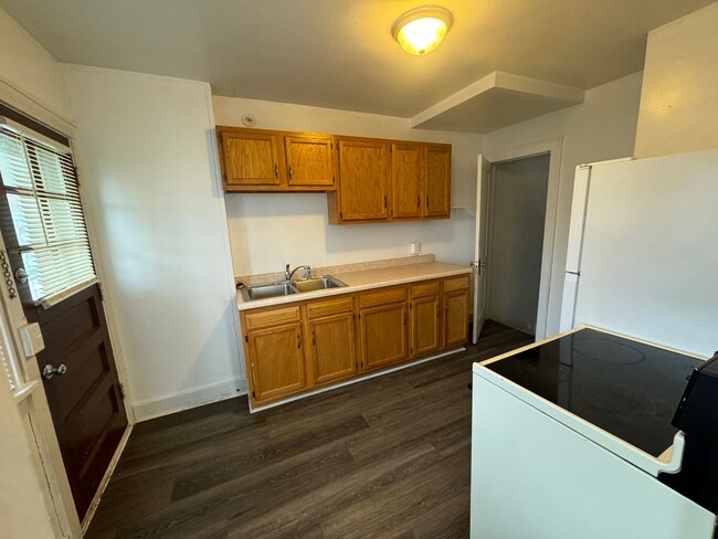 Building Photo - Rock Island Townhome Ready for Rent Now!