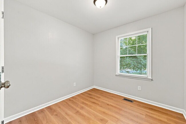 Building Photo - 839 Dalewood Dr
