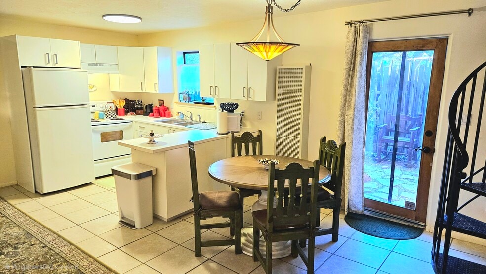 Building Photo - 409 La Joya Rd