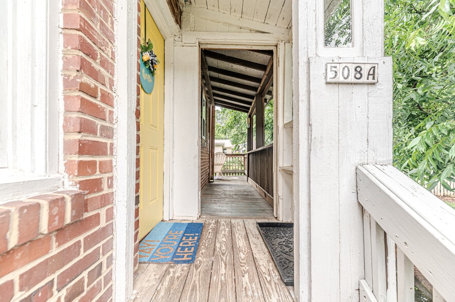 Building Photo - 508A W Chisholm St