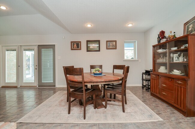 Building Photo - 827 Millpond Dr