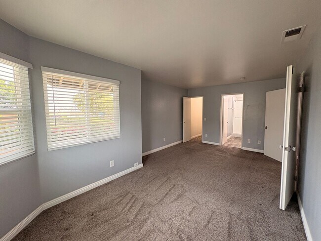 Building Photo - 3 Bed, 2.5 Bath in Ontario!