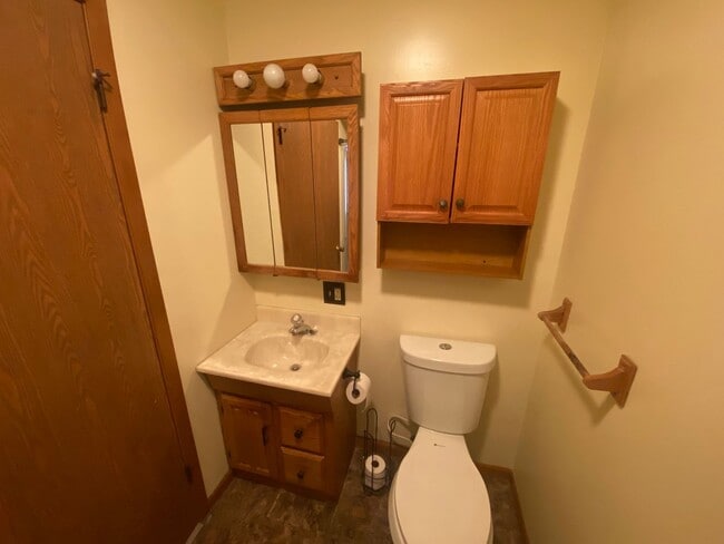 Building Photo - 3 Bed 2 Bath