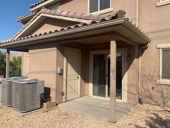 Building Photo - Great Fossil Hills Townhouse!