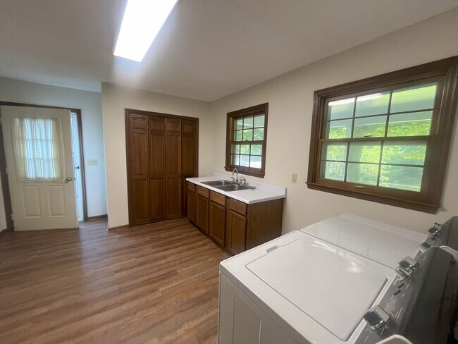 Building Photo - Charming Family Home in Desirable Johnson ...