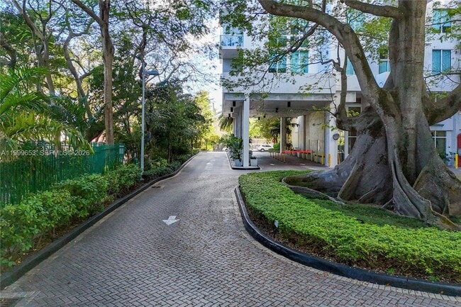 Building Photo - 1861 NW S River Dr