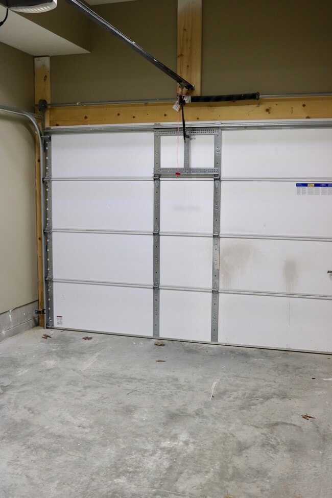 Building Photo - 5 Honey Locust Ln