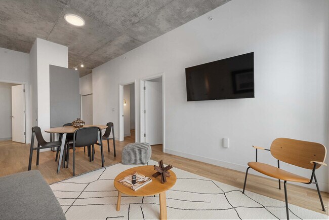 Building Photo - 851 W Blackhawk St