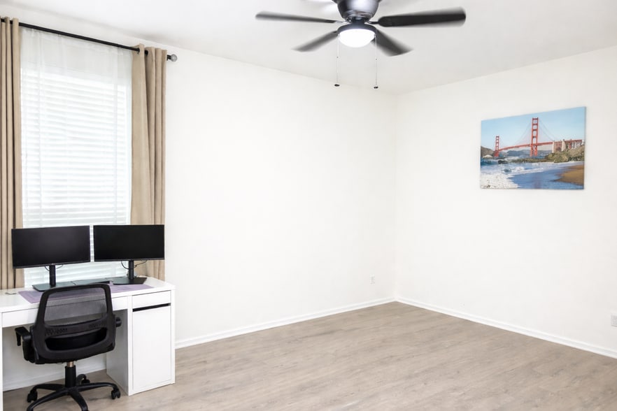 Office Space very spacious like an extra open room - 708 Yellow Ribbon Trl