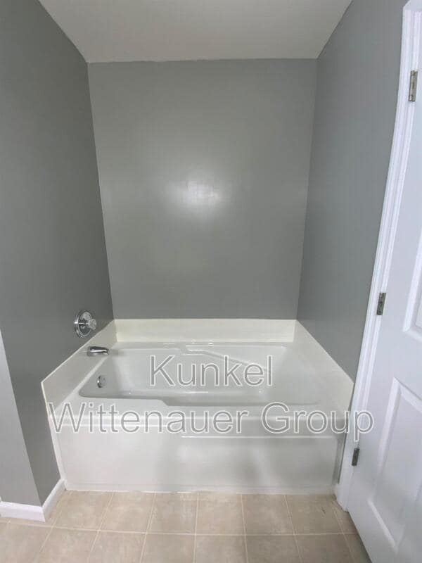 Building Photo - 2437 Larchmont Dr
