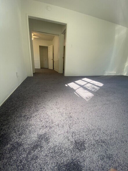 Building Photo - 609 Kelton Ave