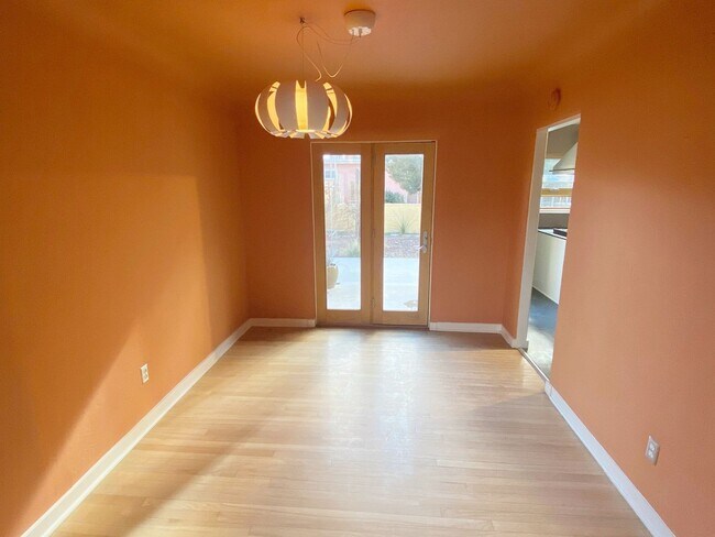 Building Photo - Beautiful Nob Hill Home with gourmet kitch...