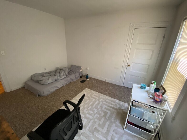 Building Photo - 64 Murdock St