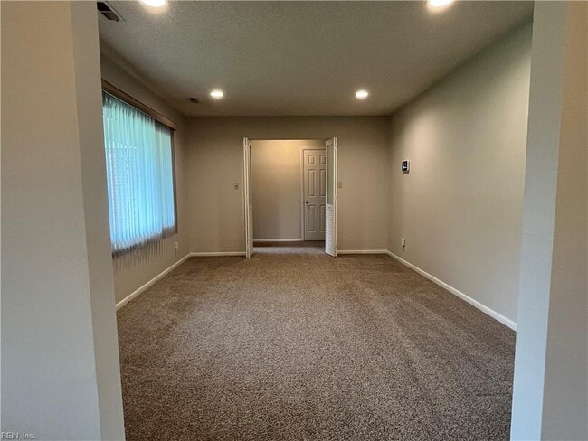 Building Photo - 3905 Brentwood Crescent