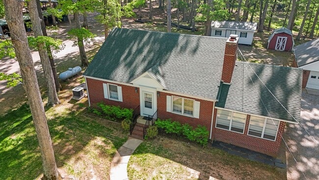 Building Photo - Brick 2-Bedroom Home Close to Farmville an...