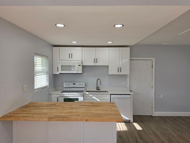 Building Photo - FOR RENT!!! NEWLY RENOVATED 2-BEDROOM TRIPLEX – UTILITIES INCLUDED – PRIME KISSIMMEE LOCATION!
