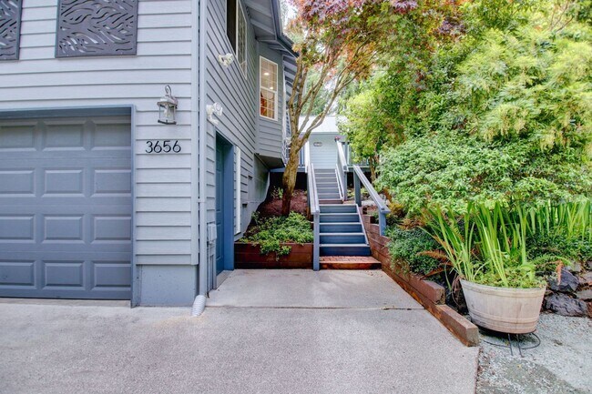 Building Photo - Lovely Clinton Home with Great Light and P...