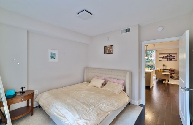 Building Photo - Pets Welcome!! Private Garage Parking Avai...