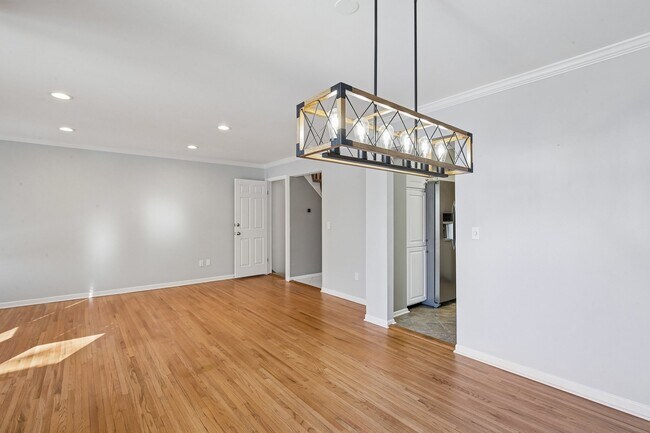 Building Photo - 13 Eton Ct