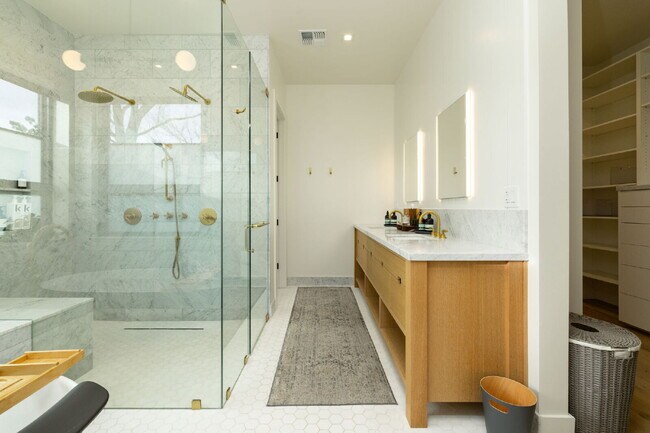 Building Photo - Beautiful Fully Furnished Custom Home in Rancharrah