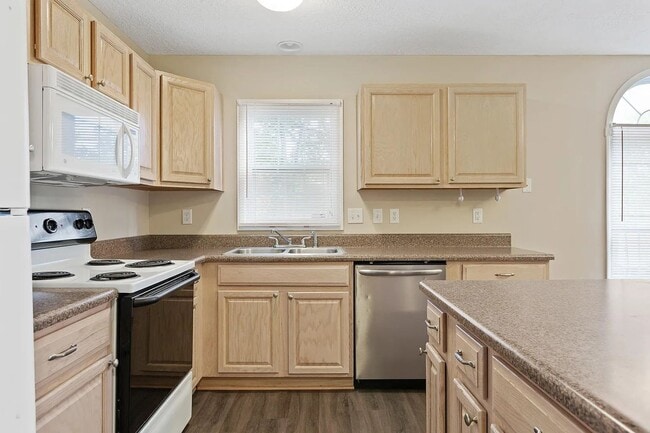 Building Photo - 3 Bedroom 2 Bath House