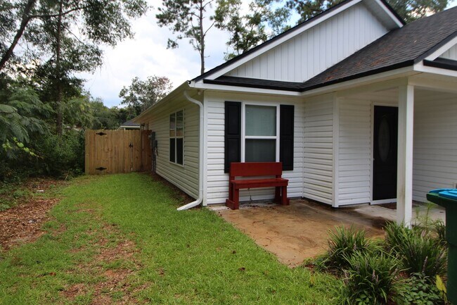 Building Photo - 3 Bedroom in Magnolia Gardens Available Now!