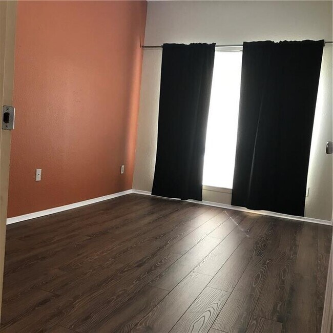 Building Photo - 806 W 24th St