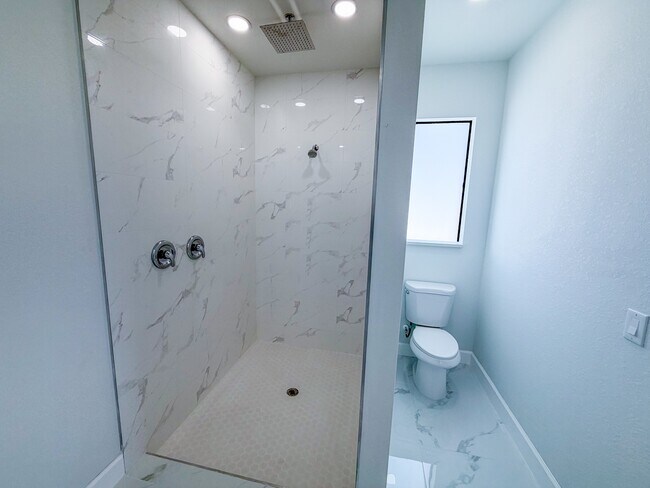 Building Photo - 1227 SE 3rd Ave