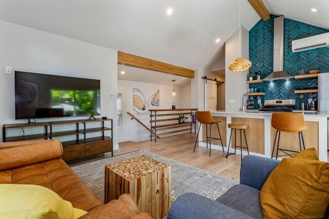 Building Photo - One Bedroom furnished ADU/apartment in The Highlands.