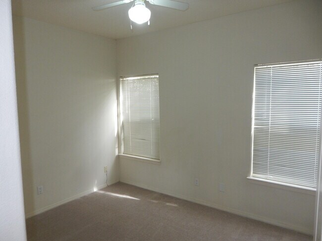 Building Photo - 4608 Holiday Breeze Pl NE