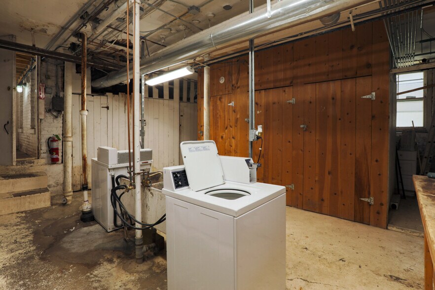 Building Photo - 814 W Cornelia Ave